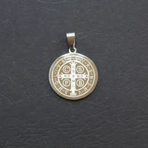 Colgante de San Benito de acero grande