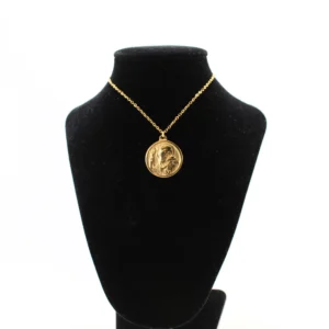 medalla san benito puesta