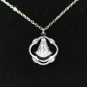 medalla virgen del rocio colgada