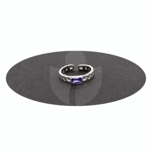 anillo de acero con piedra azul