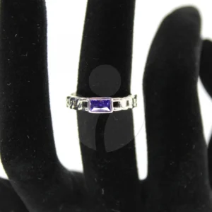 anillo de acero con piedra azul puesto