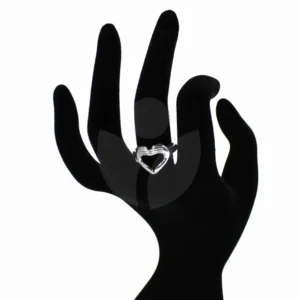 anillo de acero corazón puesto