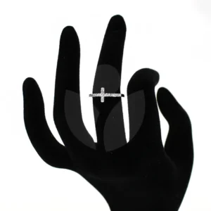 anillo acero cruz puesto