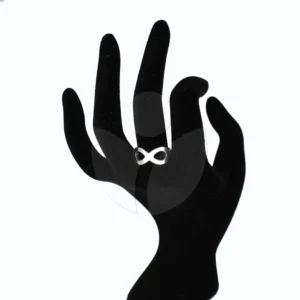 anillo infinito puesto