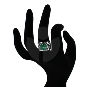 anillo acero con malaquita puesto