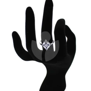 anillo acero nudo de brujas celta puesto