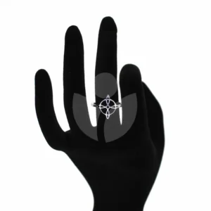 anillo acero nudo de brujas puesto