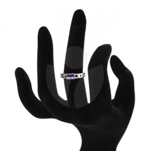 anillo de piedra azul puesto