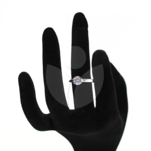 anillo de punto brillante puesto