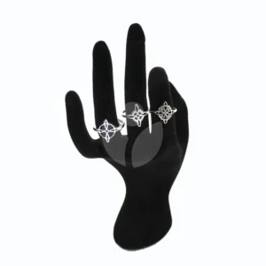anillos de acero nudo de brujas puesto