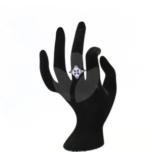 anillo nudo bruja encantada puesto