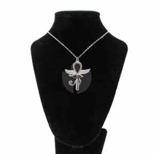 colgante de amuleto egipcio puesto