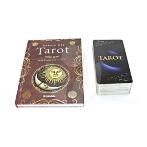 libro y cartas de la baraja del tarot