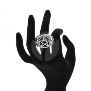 anillo pentagrama garras puesto