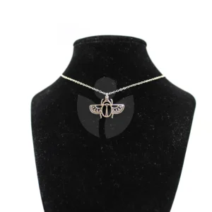 colgante escarabajo egipcio puesto