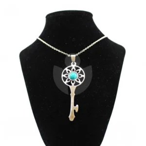 colgante llave turquesa puesto