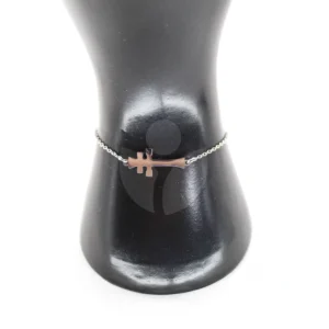 pulsera cruz de caravaca en muñeca