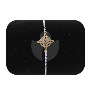 pulsera nudo de brujas puesta
