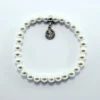 Pulsera elástica de concha perla charm