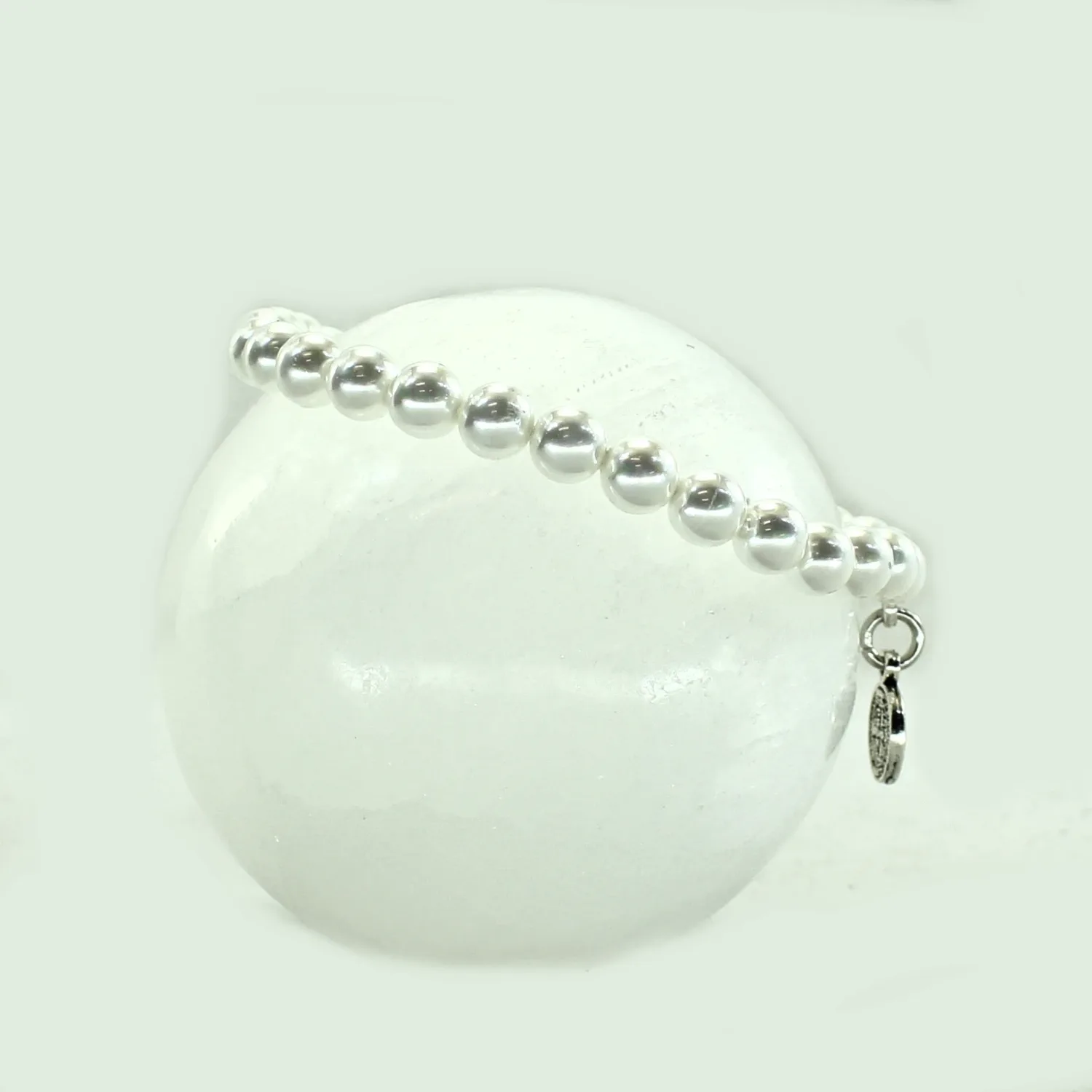 Pulsera elástica de concha perla charm