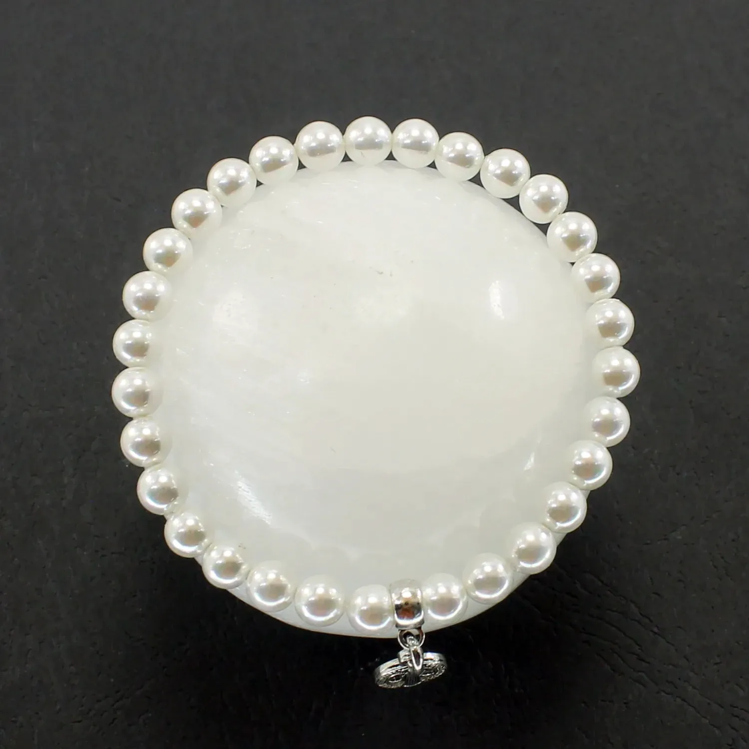 Pulsera elástica de concha perla charm